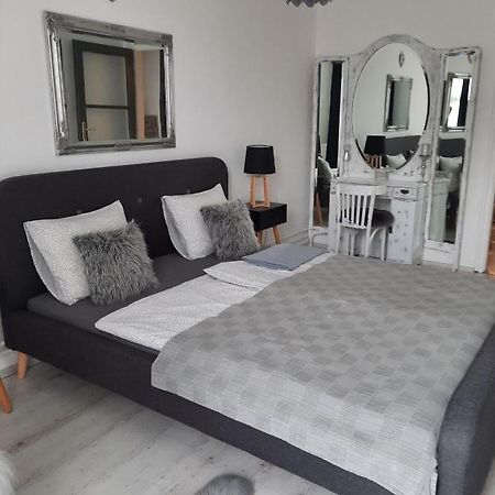 Downtown'S Pearl Apartment Печ Екстериор снимка
