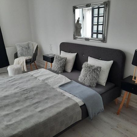 Downtown'S Pearl Apartment Печ Екстериор снимка