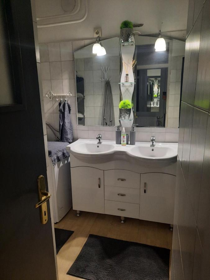 Downtown'S Pearl Apartment Печ Екстериор снимка
